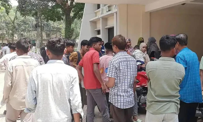 অ্যাডমিট জট কাটিয়ে পরীক্ষায় বসেছে সড়ক অবরোধ করা ৬৫ শিক্ষার্থী