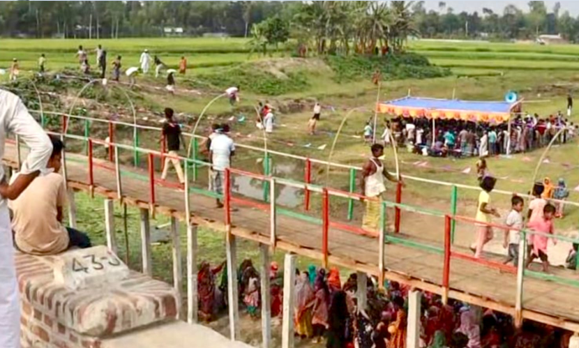 কুলির উদ্যোগে কাঠের সেতু, উলিপুরে দুর্ভোগের অবসান