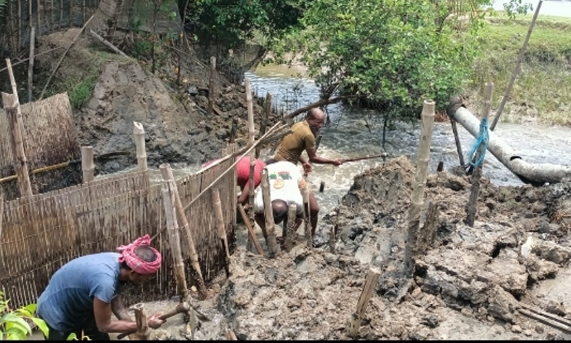সরকারি খালের অবৈধ বাঁধ অপসারণ