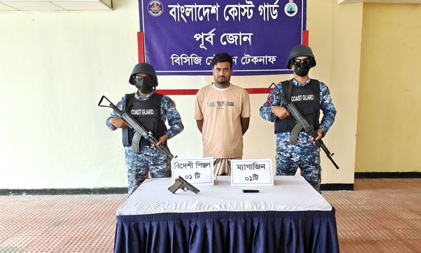 টেকনাফে বিদেশি পিস্তলসহ মানবপাচারকারী আটক