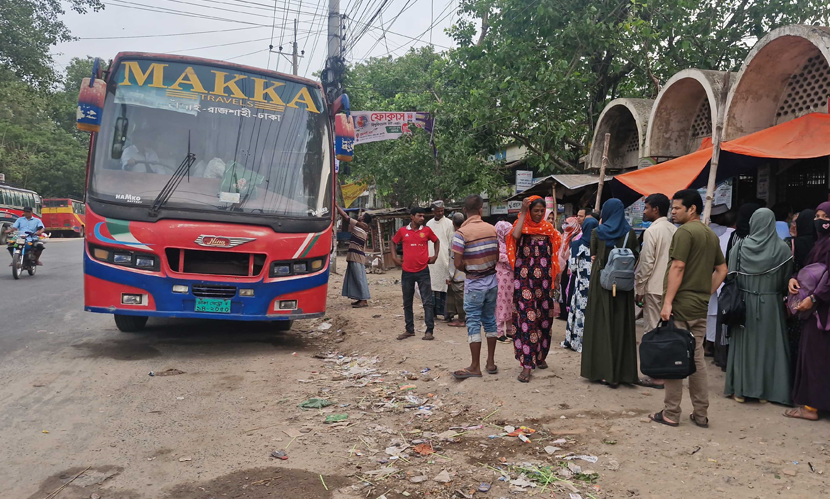 চাঁপাইনবাবগঞ্জে বাস চলাচল স্বাভাবিক, ধর্মঘট শেষে সমাধান