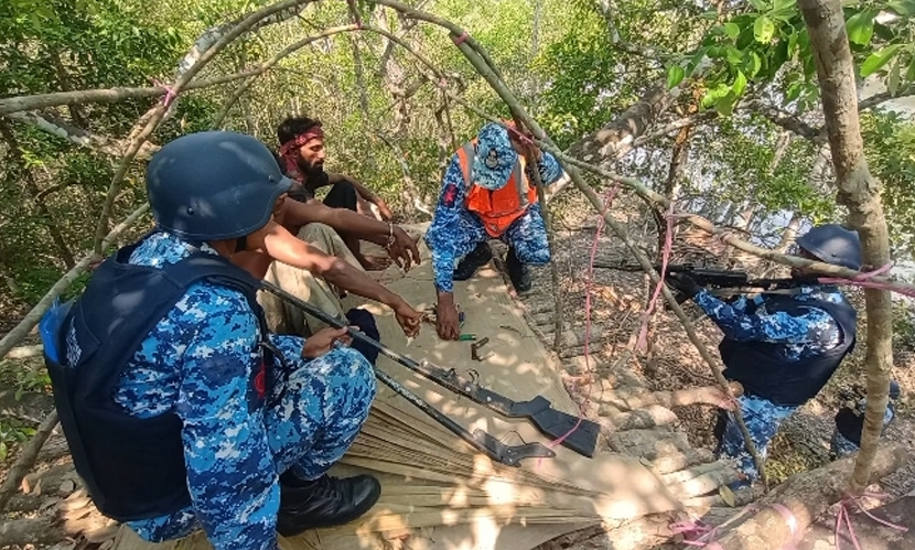 সুন্দরবনে অভিযানে অস্ত্রসহ ২ দস্যু আটক, ৩ জেলে উদ্ধার