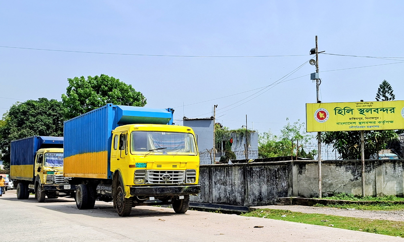 জ্বালানি সংকটে হিলি স্থলবন্দরে বেড়েছে ট্রাকভাড়া