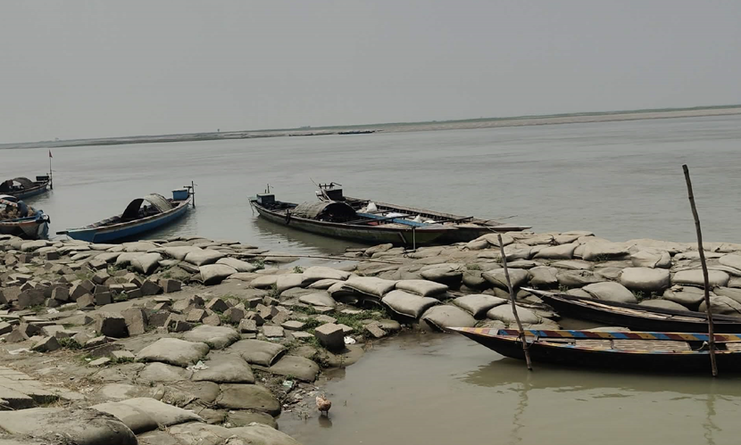 ডিজেলের দাম বেশি, ভাড়া না বাড়ায় লোকসানে ইঞ্জিন চালিত নৌকার মাঝিরা
