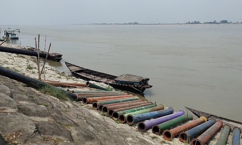 যমুনা নদী থেকে অবৈধভাবে বালু উত্তোলন, তীর সংরক্ষণ এলাকায় ধস