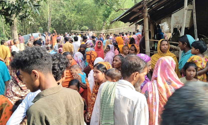 নওগাঁয় একই পরিবারের ৪ জনকে গলা কেটে হত্যা