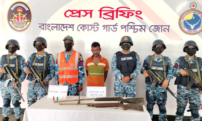 পরিবারের সঙ্গে দেখা করতে এসে অস্ত্রসহ দস্যু আটক