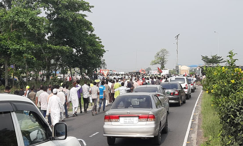 প্রধানমন্ত্রীকে স্বাগত জানাতে সিরাজগঞ্জের মহাসড়কে হাজারো নেতাকর্মী
