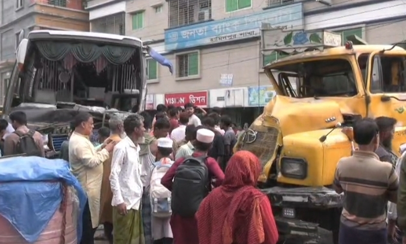 টাঙ্গাইলে বাস-ট্রাক মুখোমুখি সংঘর্ষে ২ শ্রমিক নিহত
