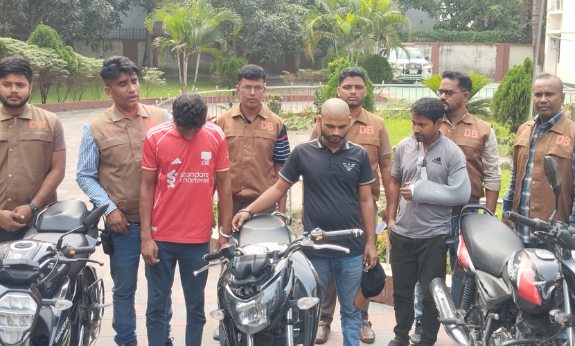 মুন্সীগঞ্জে চোরচক্রের তিন সদস্য গ্রেফতার, উদ্ধার ৩ মোটরসাইকেল