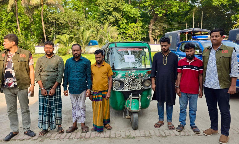কুমিল্লায় অটোরিকশা চোরচক্রের ৫ সদস্য গ্রেফতার, ইয়াবাসহ আটক ১
