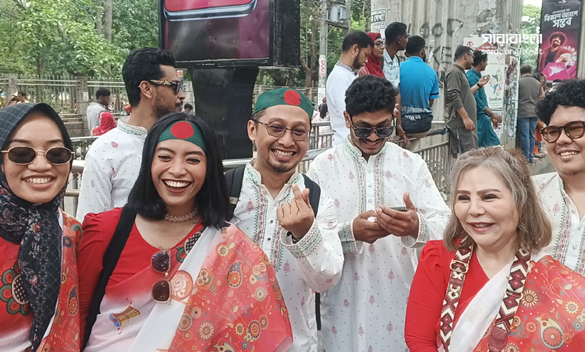 বৈশাখী উৎসবের আনন্দে মেতেছেন ভিনদেশীরাও