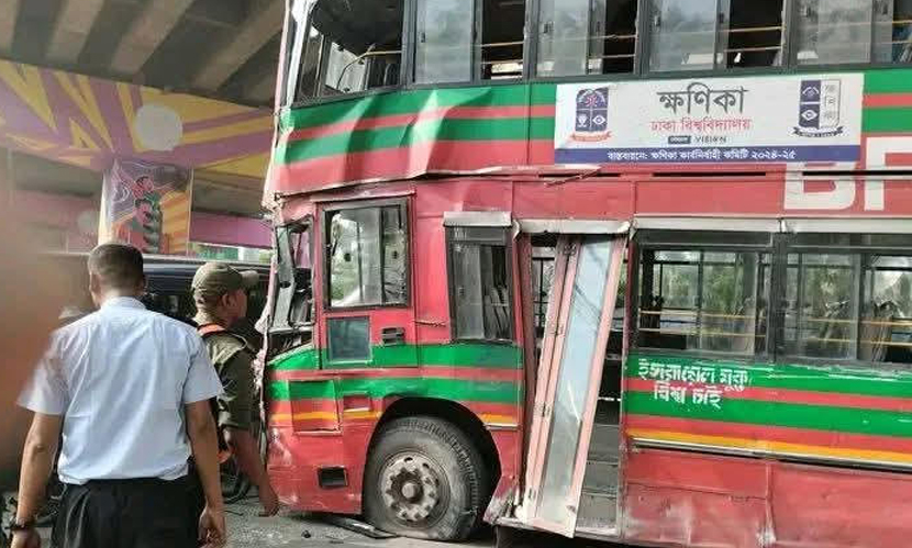 মগবাজারে দুর্ঘটনার শিকার ঢাবির শিক্ষার্থীবাহী বাস