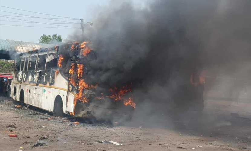 কুমিল্লায় বাসস্ট্যান্ডে অগ্নিকাণ্ড, একসঙ্গে ৩ বাস পুড়ে ছাই