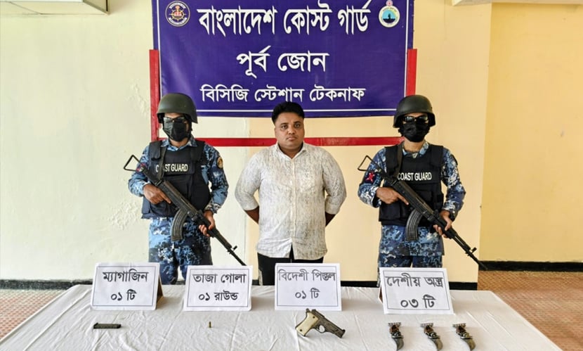 টেকনাফে বিদেশি পিস্তল ও গুলিসহ সন্ত্রাসী গ্রেফতার