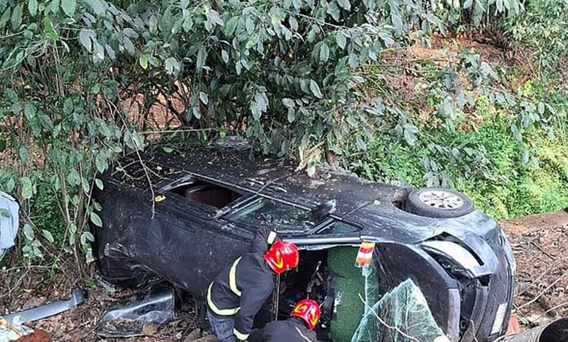 লোহাগাড়ায় মাইক্রোবাস খাদে পড়ে নিহত ৩