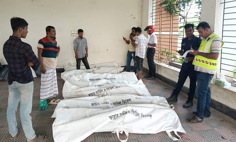 কুমিল্লার দাউদকান্দিতে চালবোঝাই ট্রাক খাদে, নিহত ৭