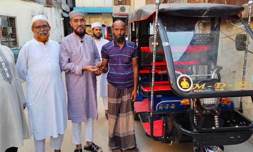 রাজধানীতে জামায়াতের অটোরিকশা বিতরণ