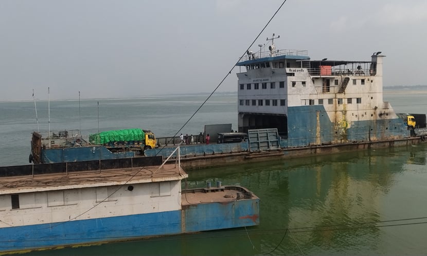 দৌলতদিয়া-পাটুরিয়া নৌরুটে ফেরি চলাচল বন্ধ