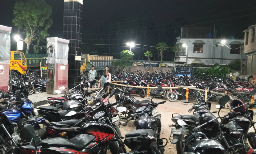 গাইবান্ধায় তেল না পেয়ে পাম্পে বাইক রেখেই বাড়ি ফিরছেন চালকরা