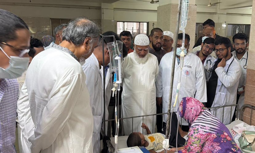 হাম আক্রান্ত শিশুদের দেখতে হাসপাতালে ডা. শফিকুর