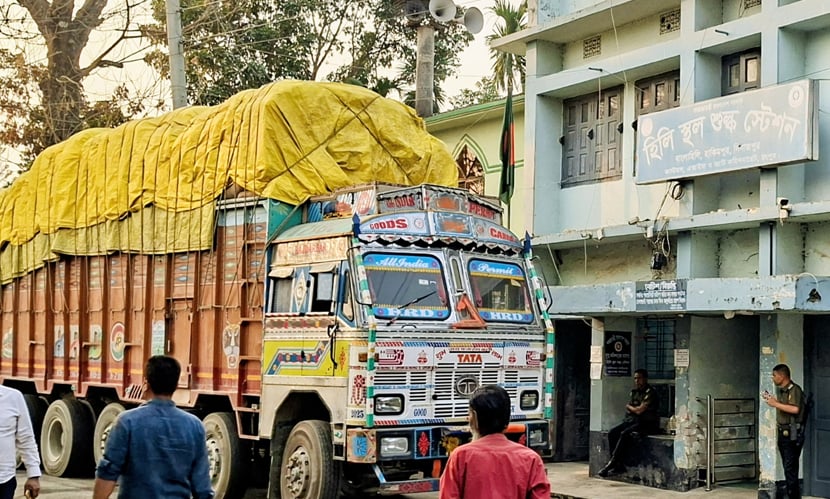 হিলি দিয়ে গম আমদানি শুরু, প্রথম চালানে এলো ১১৬ মেট্রিক টন