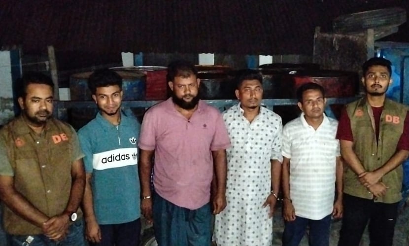 নোয়াখালীতে ১৪০০ লিটার ডিজেলসহ গ্রেফতার ৪