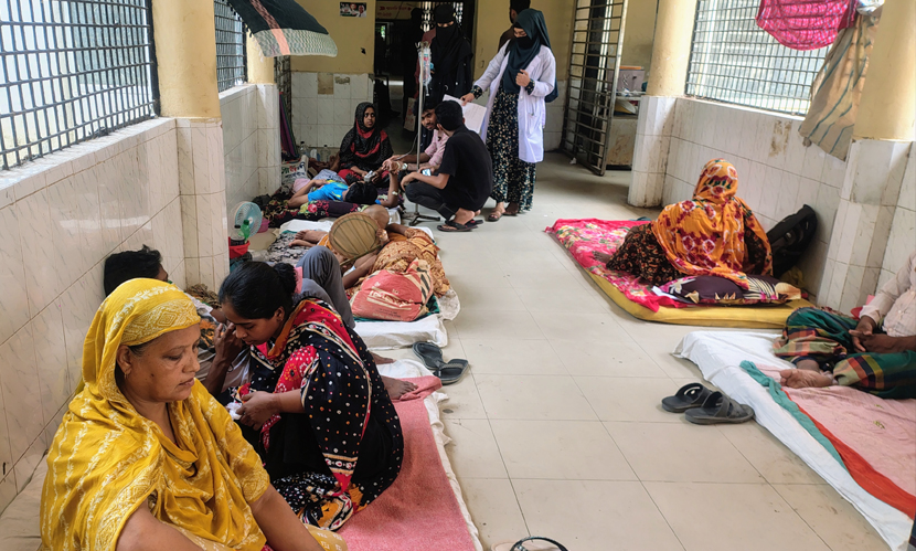 রাজবাড়ীতে বেড়েছে ডায়রিয়া রোগীর চাপ, বেড সংকটে মেঝে-বারান্দায় চিকিৎসা