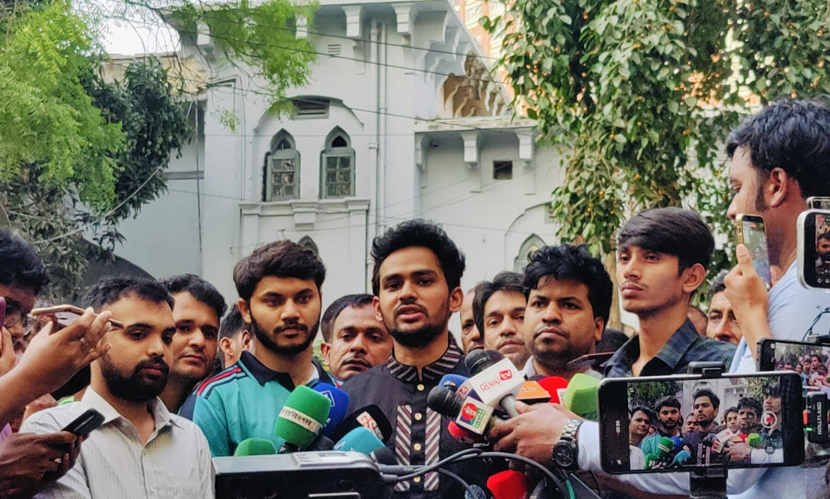 ঢামেকে সাংবাদিক ইমরানকে দেখতে গেলেন আসিফ মাহমুদ