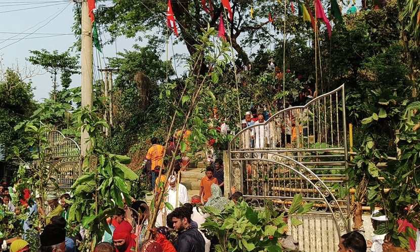 সিলেটে ‘লাকড়ি তোড়া উৎসবে’ ভক্তদের ঢল