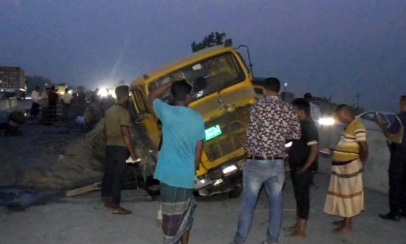 মহাসড়কে ট্রাকচাপায় ২ শ্রমিক নিহত