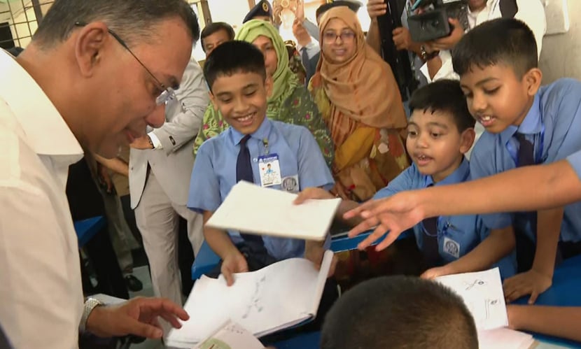 শিশুদের চিত্রাঙ্গনে অটোগ্রাফ দিলেন প্রধানমন্ত্রী তারেক রহমান