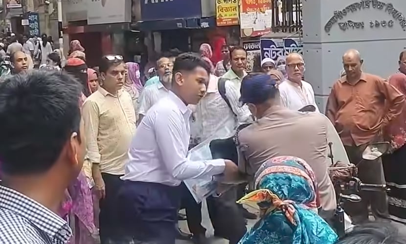 এসএসসি পরীক্ষার্থীকে কেন্দ্রে পৌঁছে দিলেন পুলিশ সদস্য