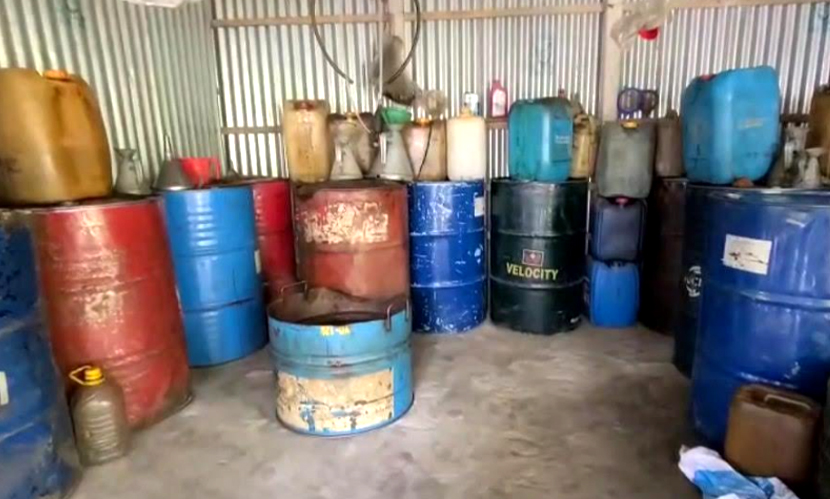 সিরাজগঞ্জে অবৈধভাবে মজুত ১৪৫৫ লিটার তেল জব্দ