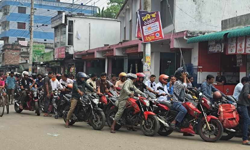 দাম বাড়লেও সংকট কাটেনি রংপুরে, তেলের জন্য দীর্ঘ লাইন