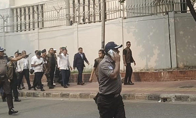 সচিবালয় থেকে হেঁটে ওসমানী মিলনায়তনে প্রধানমন্ত্রী