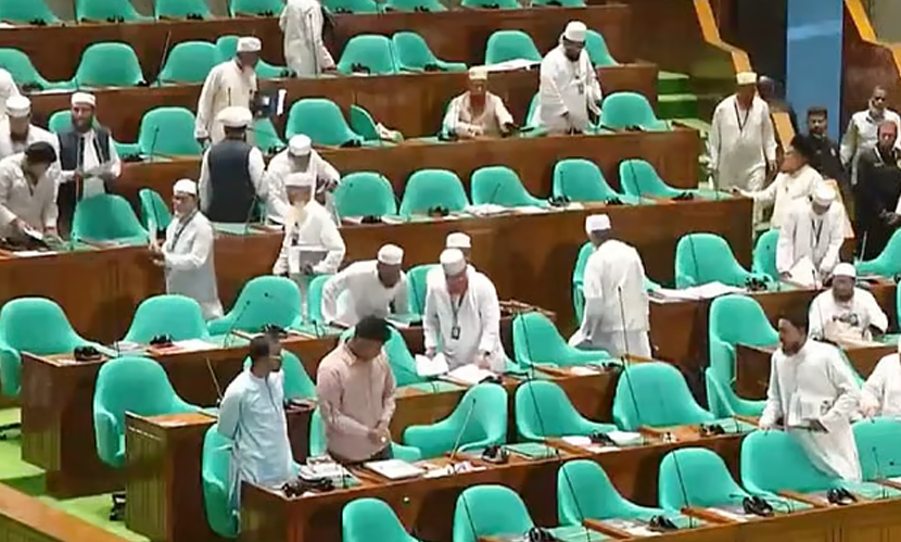মুলতবির ১০মিনিট আগে সংসদ থেকে ওয়াকআউট বিরোধীদলের
