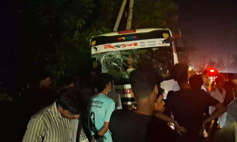 চট্টগ্রামে মাহিন্দ্রায় বাসের ধাক্কা, নিহত ৩