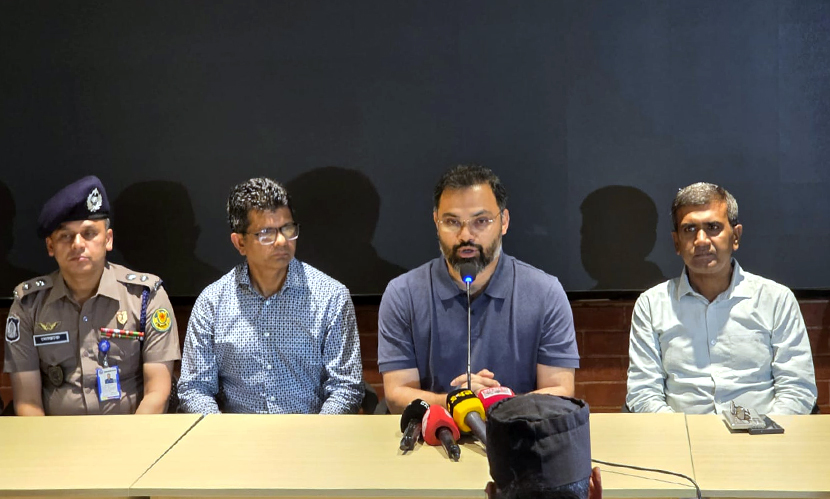 এক পরিবারের ৯ দৃষ্টিপ্রতিবন্ধী শিল্পীর পাশে ক্রীড়া প্রতিমন্ত্রী