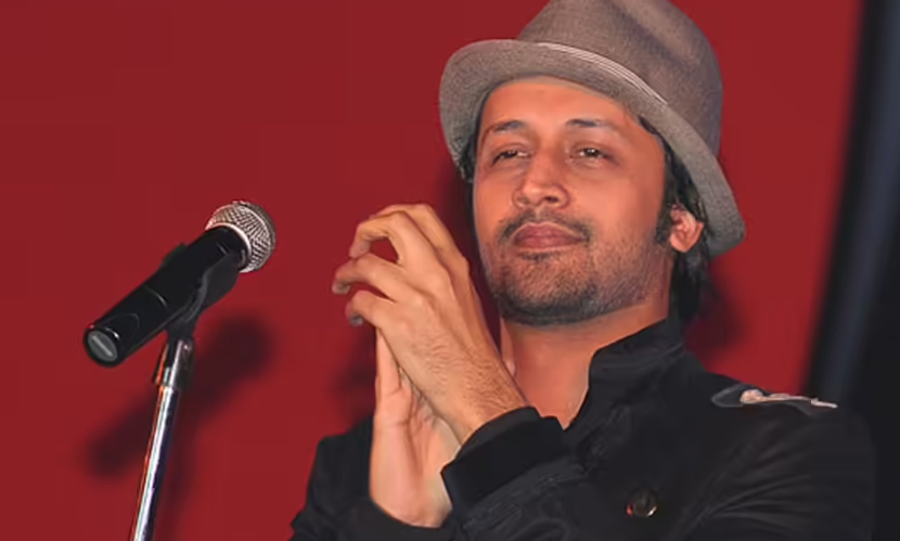নারী ভক্তের আচরনে গান থামিয়ে সরে গেলেন আতিফ আসলাম