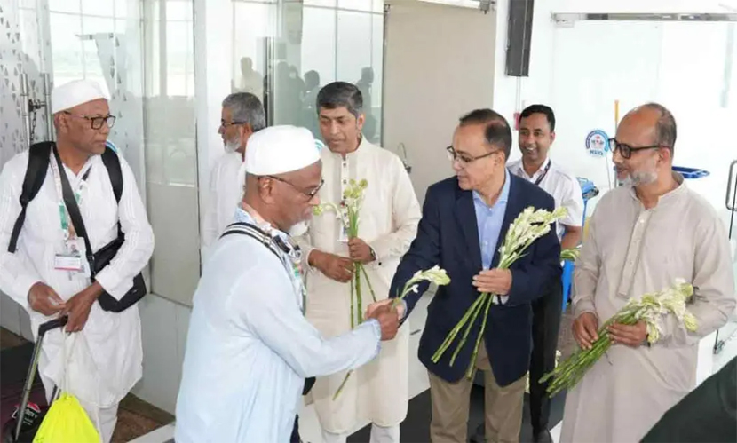 ঢাকায় পৌঁছানো হজ যাত্রীদের অভ্যর্থনা