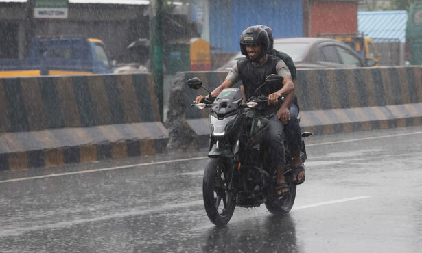 বৃস্টি ভেজা পথে মোটরসাইকেলে দুর্ঘটনার ঝুঁকি কমানোর সহজ কৌশল