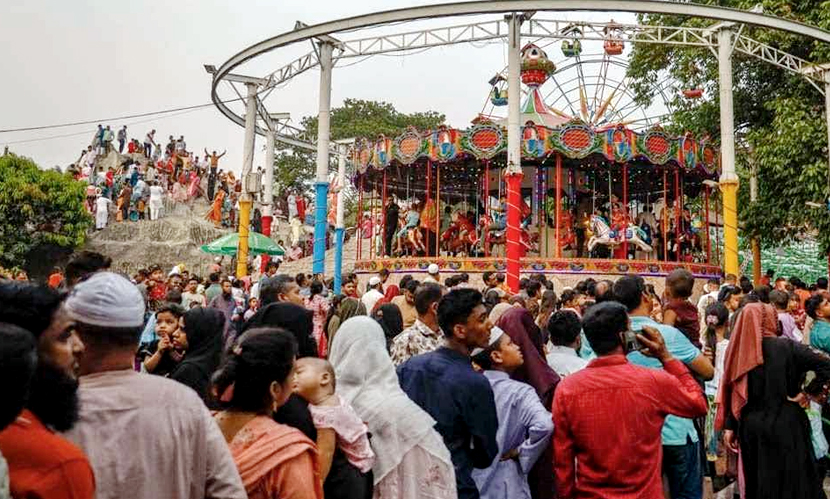 ছুটির শেষ বিকেলে বিনোদন কেন্দ্রগুলোতে উপচে পড়া ভিড়