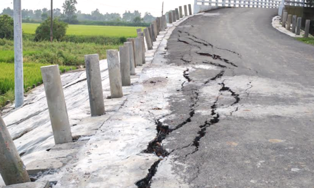 টাঙ্গাইলের বাসাইলে উদ্বোধনের আগেই সংযোগ সড়কে ফাটল
