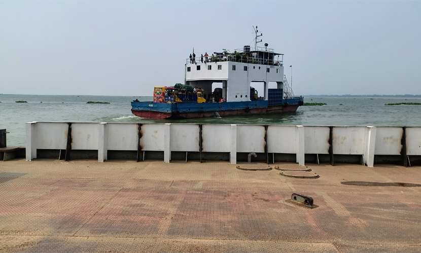 দৌলতদিয়া-পাটুরিয়া নৌ রুটে ফেরি চলাচল স্বাভাবিক