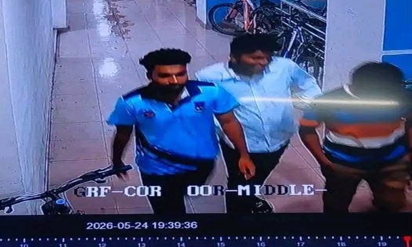 ঢাবিতে প্রতিবন্ধী ছাত্রকে মারধর, ৩ ছাত্রদল নেতাকে অব্যাহতি