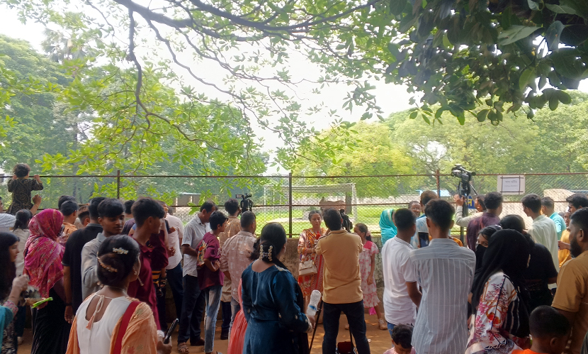 চিড়িয়াখানায় তুমুল সাড়া জাগানো ‘ডোনাল্ড ট্রাম্প’কে দেখতে মানুষের উপচে পড়া ভিড় । ছবি: সারাবাংলা