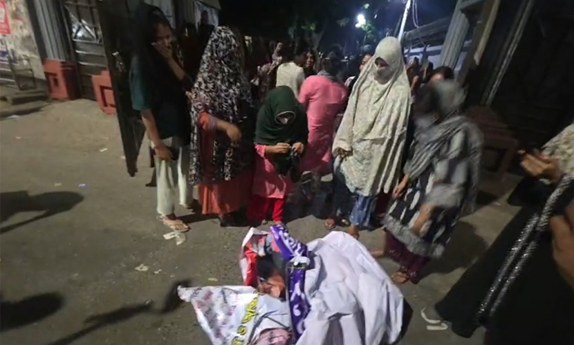 রাজনীতি নিষিদ্ধের দাবিতে মধ্যরাতে ইডেনে বিক্ষোভ