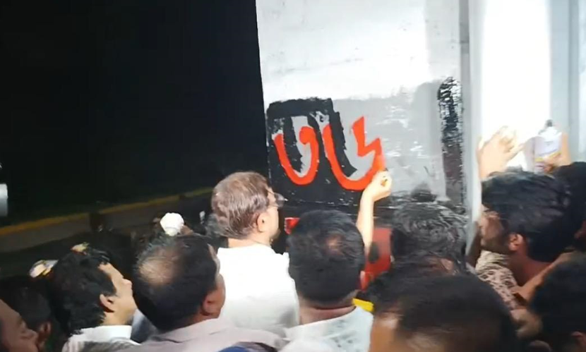 নিজ হাতে গ্রাফিতি আঁকলেন মেয়র শাহাদাত