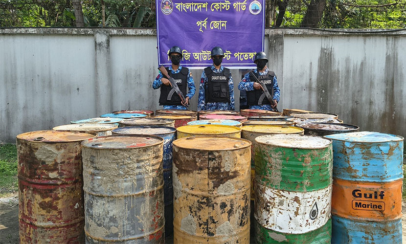 পতেঙ্গায় কোস্ট গার্ডের অভিযান, বিপুল পরিমাণ জেট ফুয়েল ও তেল জব্দ